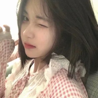 坐在酒吧里吃蛋糕